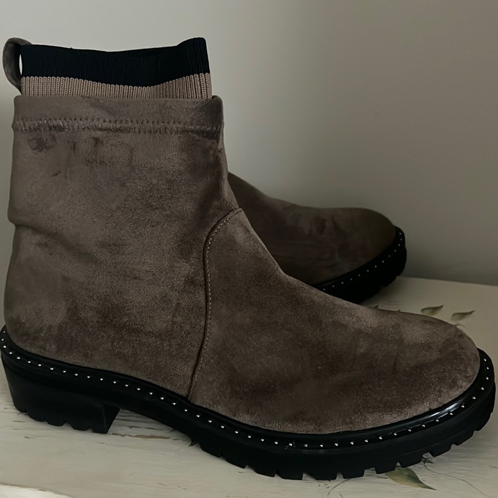 Women’s Chelsea Boot - 9.5 New Never worn